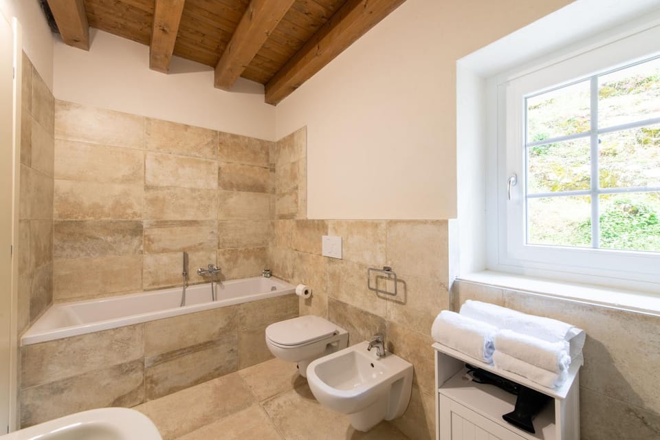 Toilet, Bath, bidet, towels