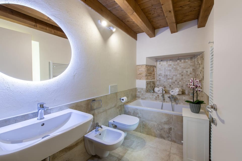 Toilet, Bath, bidet, towels