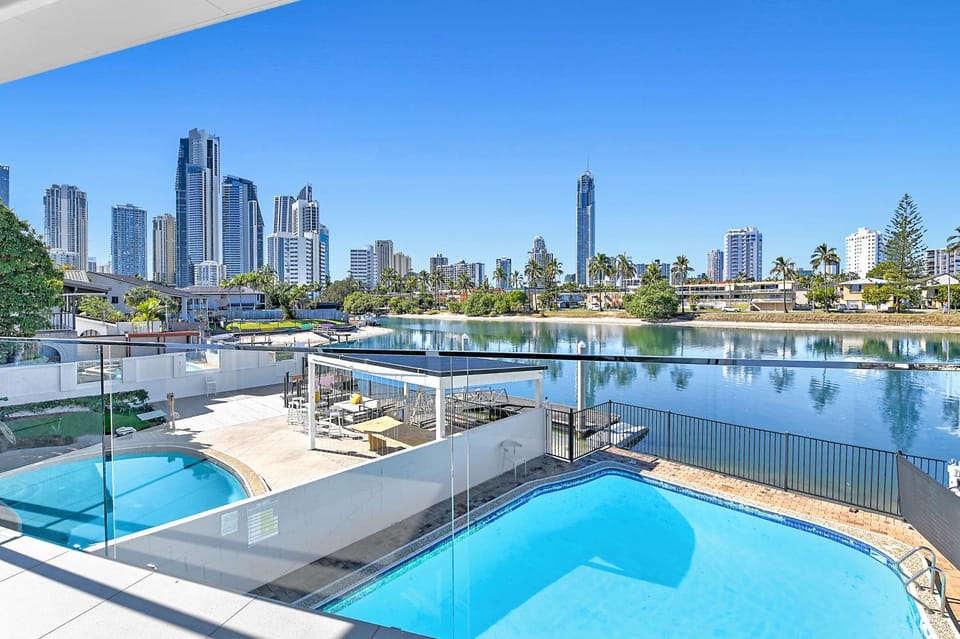 Riverside 4 Bedroom House Unit in Surfers Paradise Apartment in Surfers Paradise