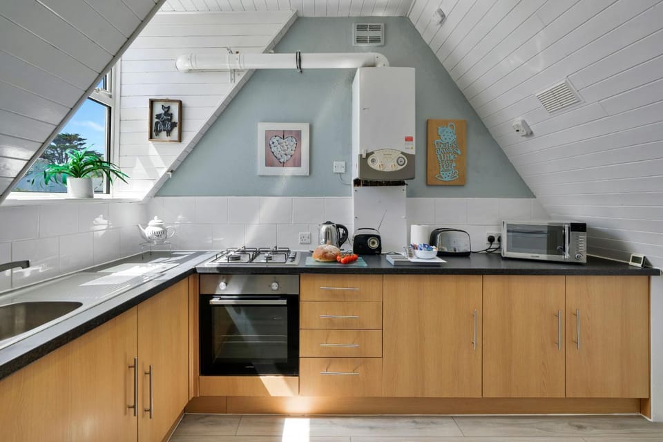 Coffee/tea facilities, Kitchen or kitchenette, stove, toaster