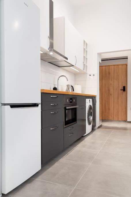 Kitchen or kitchenette, stove, washing machine