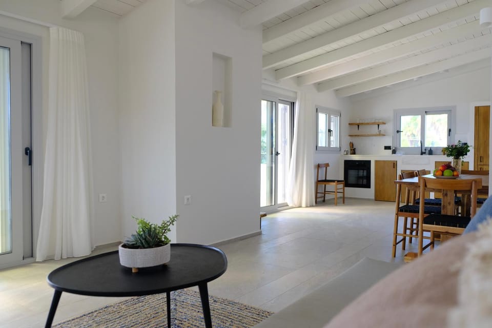 Kitchen or kitchenette, Living room, Seating area, Dining area, pet friendly