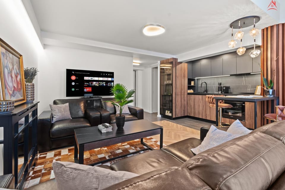 TV and multimedia, Kitchen or kitchenette, Living room, Seating area, Dining area