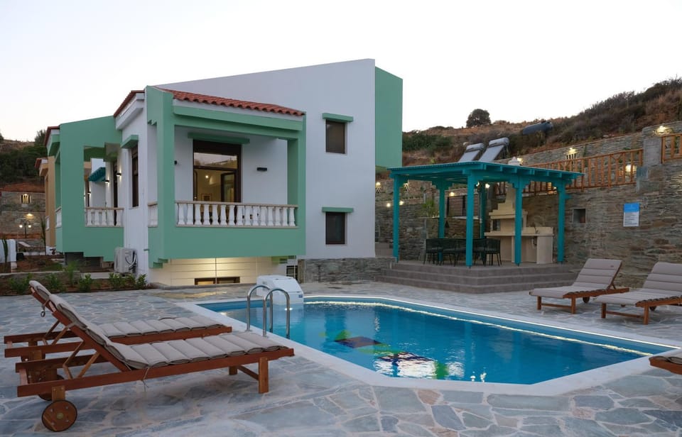 Property building, Patio, Day, Natural landscape, Mountain view, Pool view, Swimming pool, sunbed