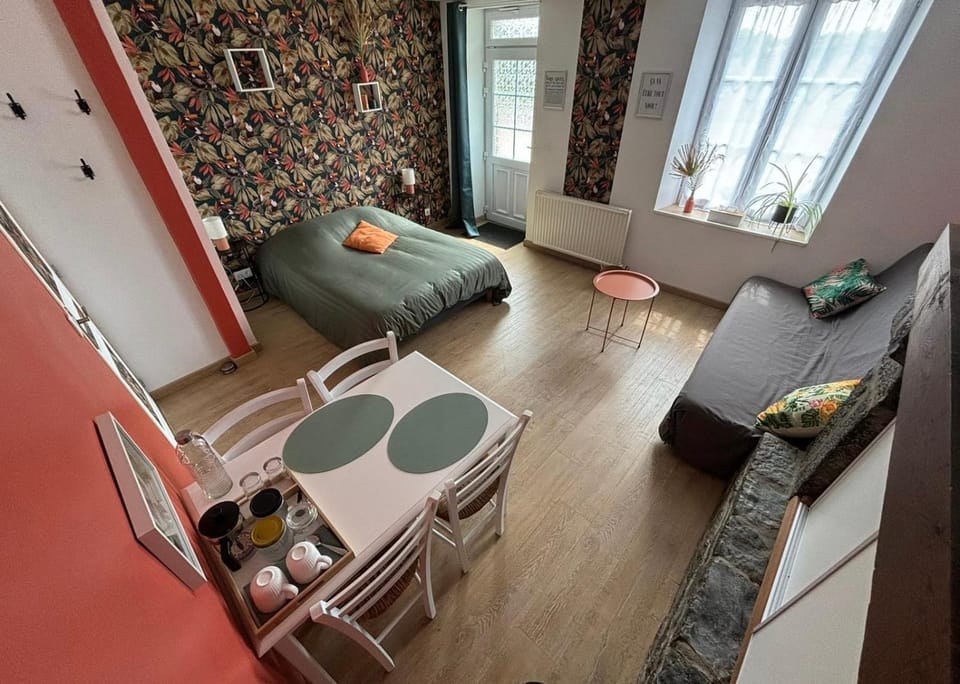 Bed, Living room, Photo of the whole room, Seating area, Dining area, Bedroom