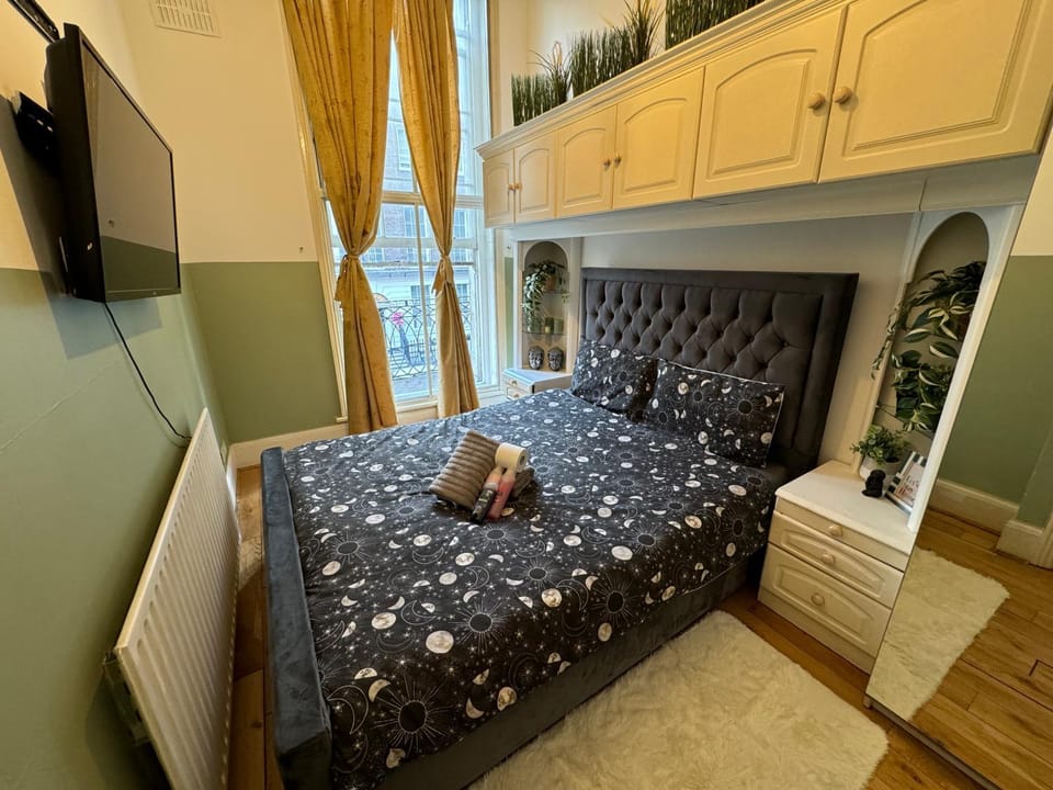 Central and affordable flat for 6 people in Zone 1 - 7 min Walking to OXFORD STREET - with Breakfast included Apartment in City of Westminster