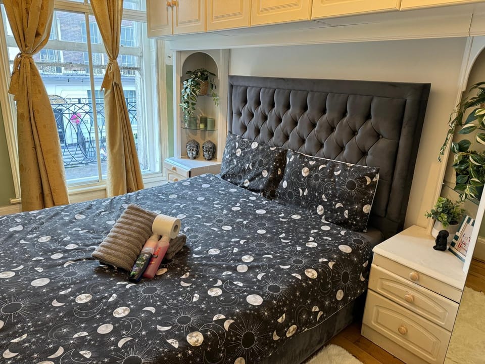 Central and affordable flat for 6 people in Zone 1 - 7 min Walking to OXFORD STREET - with Breakfast included Apartment in City of Westminster