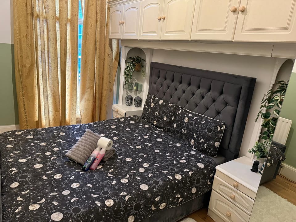 Central and affordable flat for 6 people in Zone 1 - 7 min Walking to OXFORD STREET - with Breakfast included Apartment in City of Westminster
