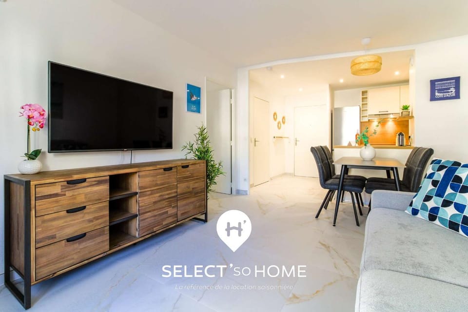 Communal lounge/ TV room, TV and multimedia, Living room, Seating area, Dining area
