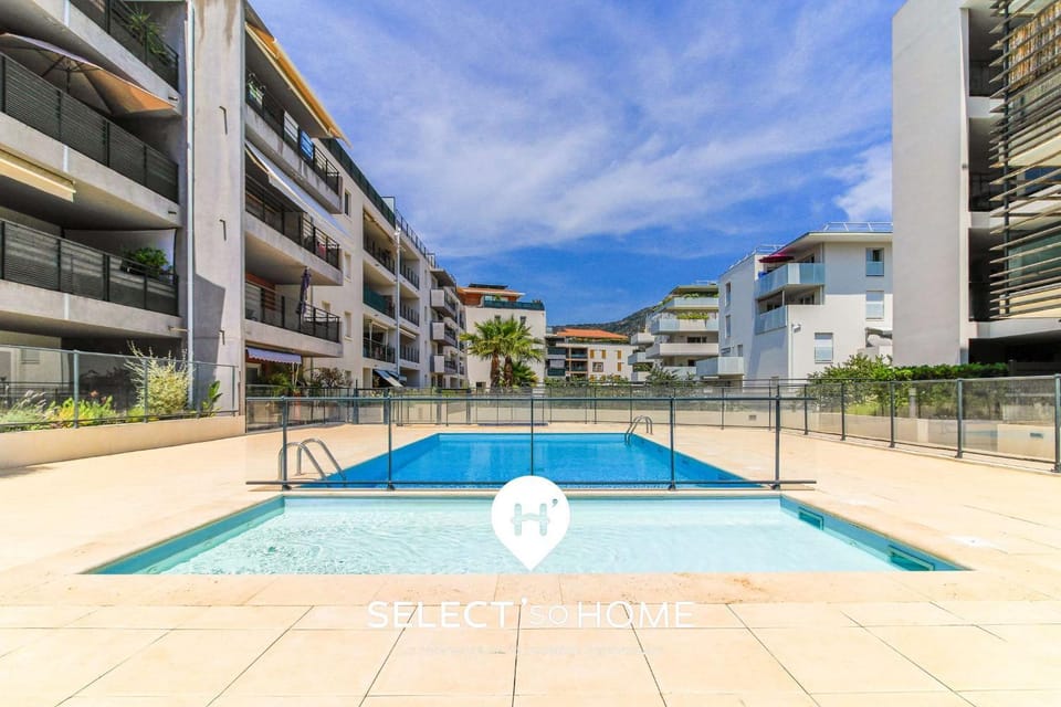 Property building, Day, Pool view, Swimming pool