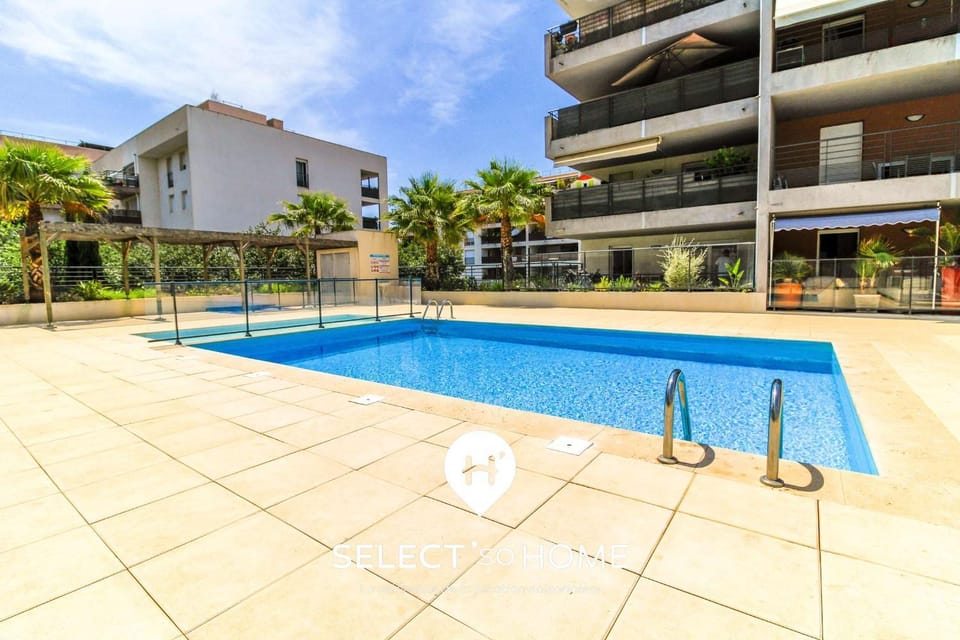 Property building, Day, Pool view, Swimming pool