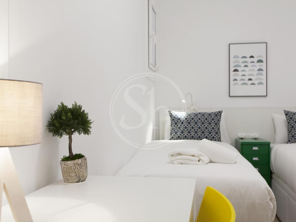 Bed, Photo of the whole room, Bedroom