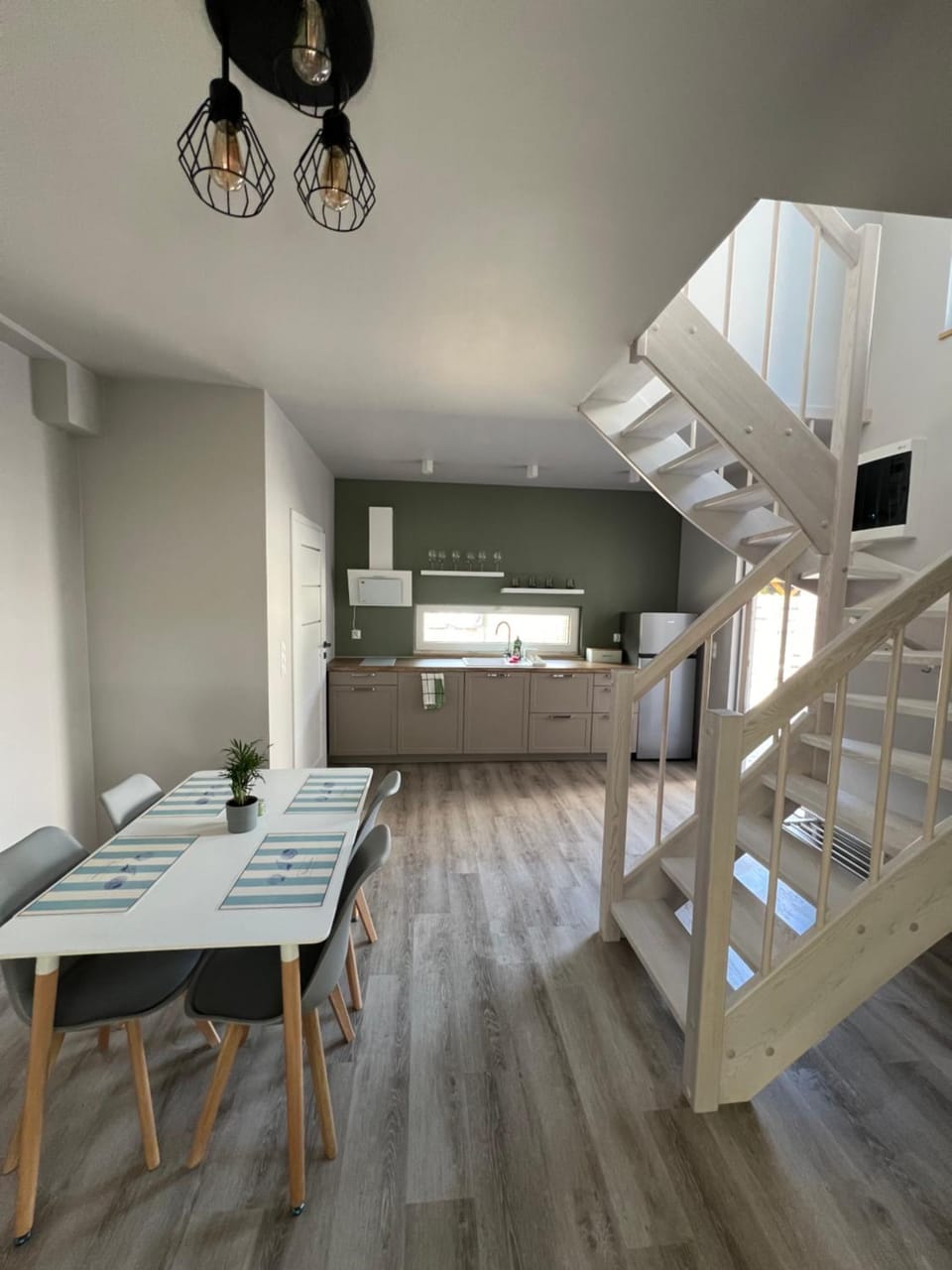 Kitchen or kitchenette, Dining area