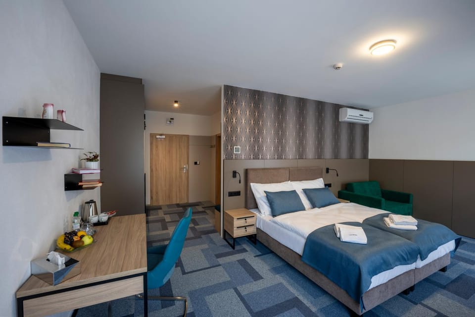 Bed, Photo of the whole room, Seating area, Bedroom, towels, air conditioner