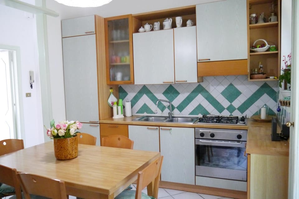Kitchen or kitchenette, Dining area, oven, stove