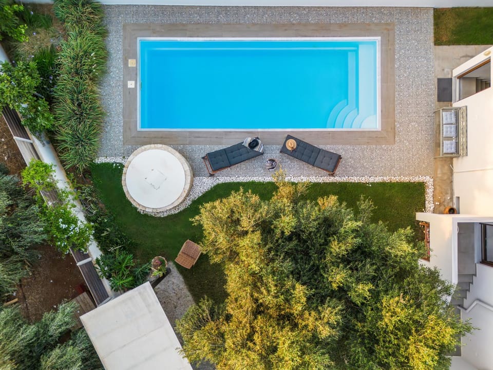Property building, Patio, Garden, Garden view, Pool view, Swimming pool, sunbed