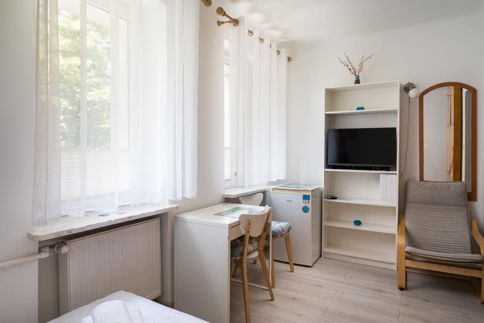 Bed, TV and multimedia, Kitchen or kitchenette, Living room, Photo of the whole room, Seating area, Bedroom
