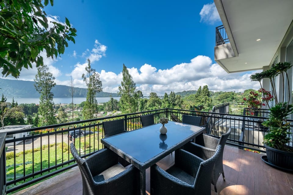 Natural landscape, View (from property/room), Balcony/Terrace, Balcony/Terrace, Dining area, Lake view, Internal: Not applicable to any particular room