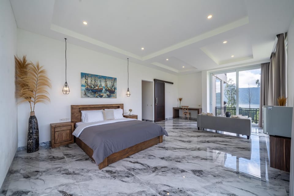 Bed, Living room, Photo of the whole room, Seating area, Bedroom, Mountain view