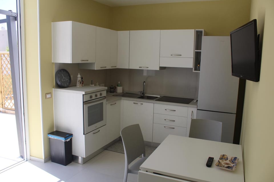 Coffee/tea facilities, Kitchen or kitchenette, Dining area, oven, stove