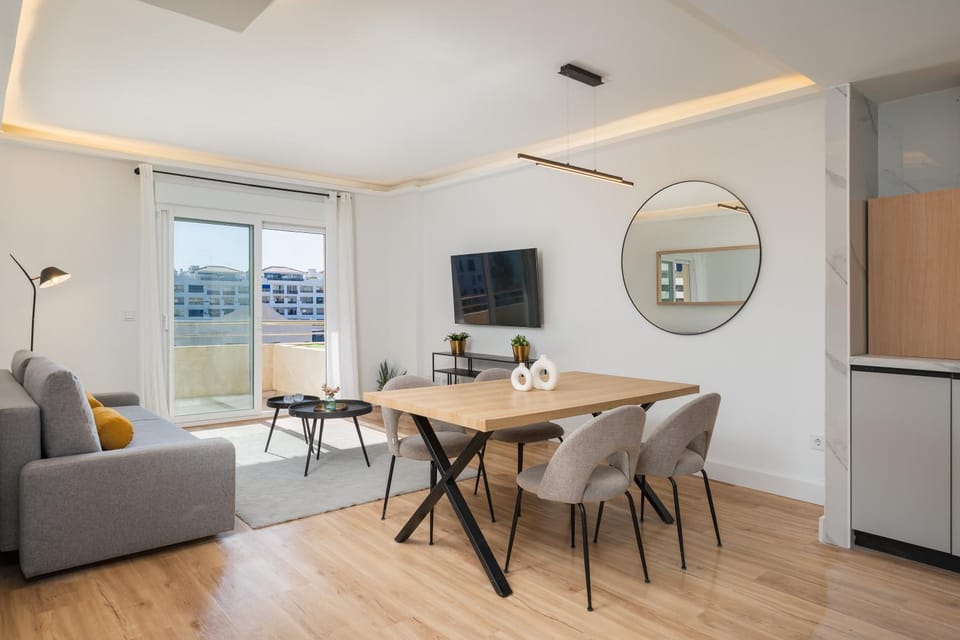 MARBELLA HOME RENTALS - Marina Banus, Puerto Banus, 2BR Renovated, pool & parking Apartment in Marbella