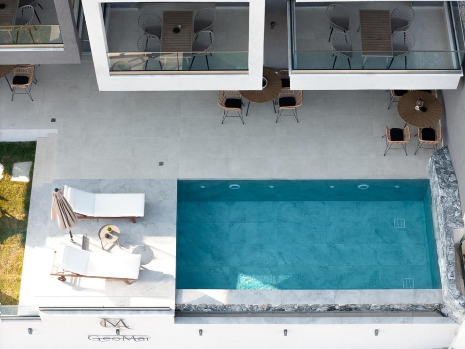 Property building, Swimming pool, sunbed