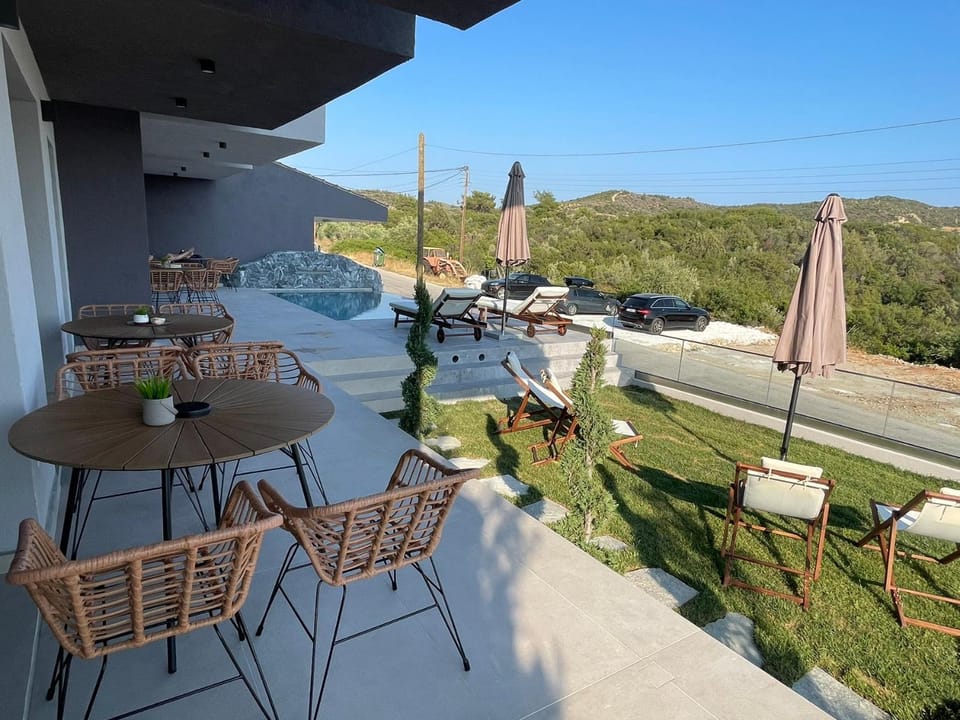 Day, Garden, View (from property/room), Dining area, Swimming pool