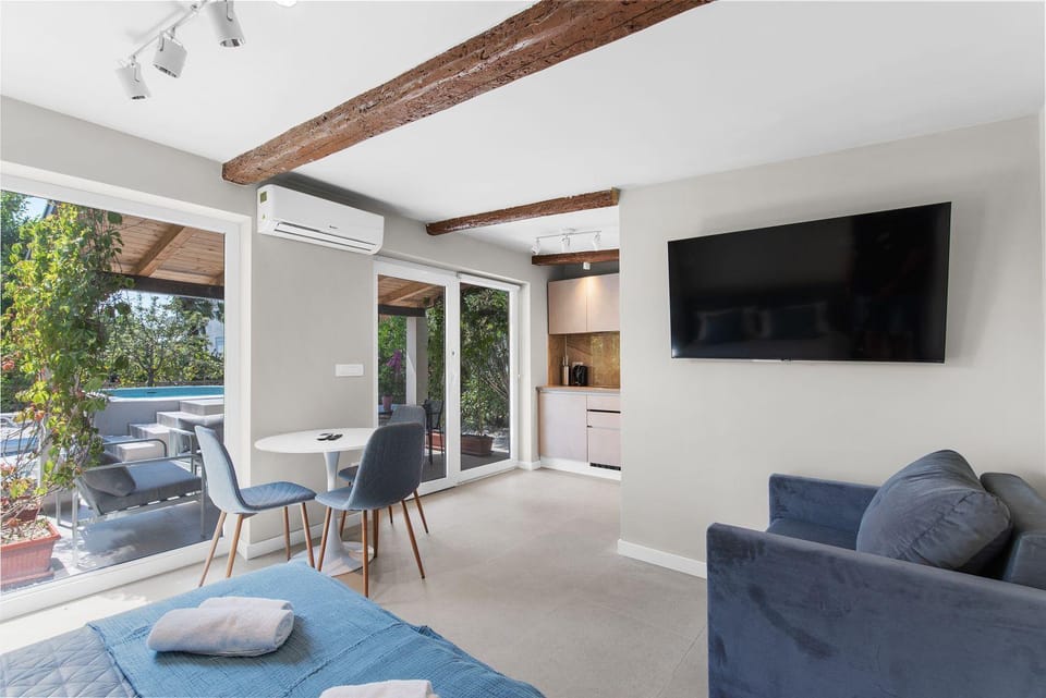 Süßes Ferienhaus mit Privatpool, Sonnenterrasse, BBQ in Strandnähe House in Novigrad