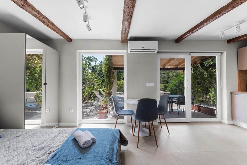 Süßes Ferienhaus mit Privatpool, Sonnenterrasse, BBQ in Strandnähe House in Novigrad