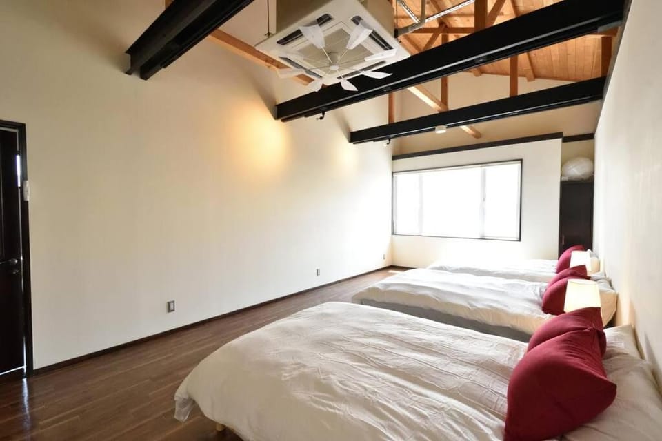 最大10名 観光地まで徒歩5分 無料駐車場付き 函館駅車で5分 好アクセスRed penta House in Hokkaido Prefecture