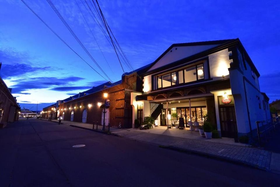 最大10名 観光地まで徒歩5分 無料駐車場付き 函館駅車で5分 好アクセスRed penta House in Hokkaido Prefecture