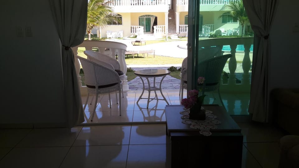 Patio, Day, Swimming pool
