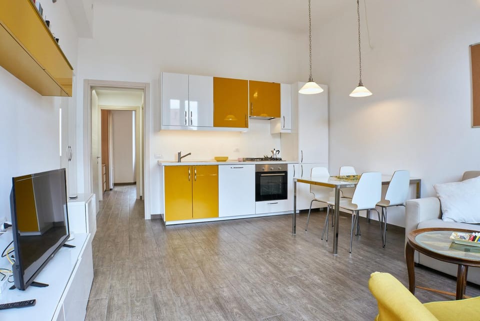 Kitchen or kitchenette, Seating area, Dining area