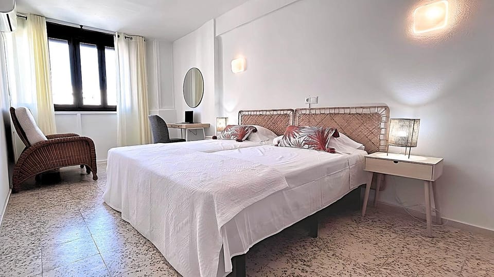 Bed, Photo of the whole room, Seating area, Bedroom, heating, internet, towels, wardrobe, air conditioner