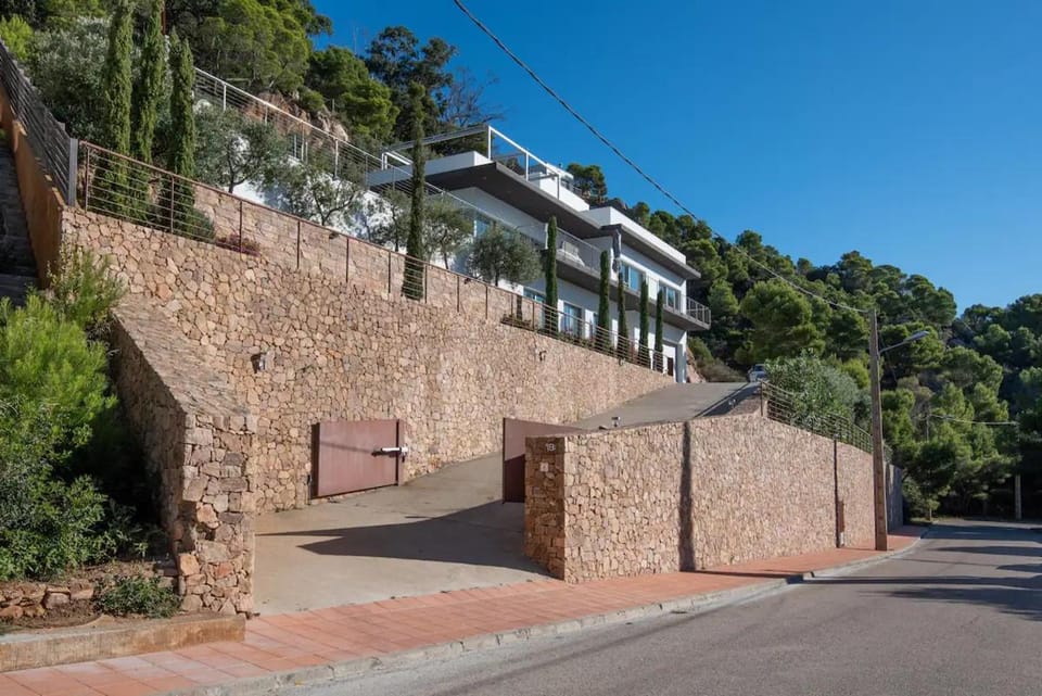 Property building, Day, Landmark view