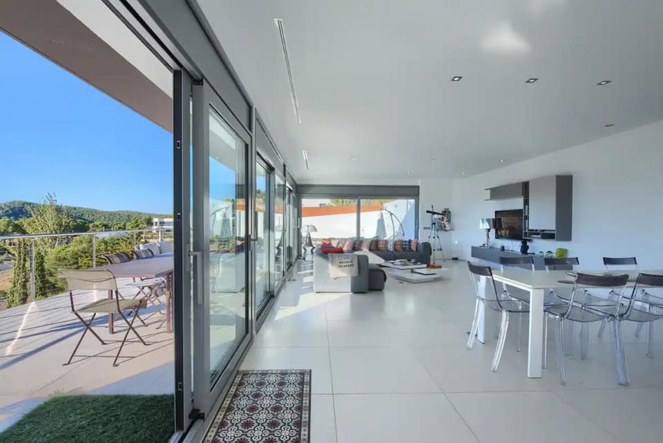 Day, Natural landscape, TV and multimedia, View (from property/room), Balcony/Terrace, Living room, Seating area, Dining area