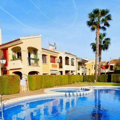 Property building, Day, Pool view, Swimming pool, Swimming pool