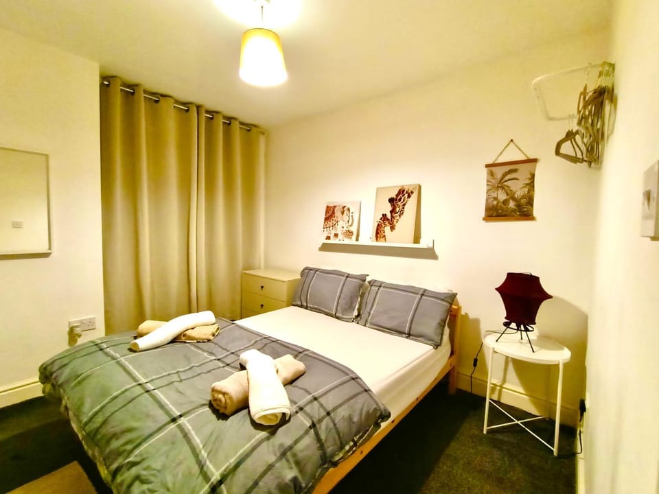 Bed, Bedroom, towels