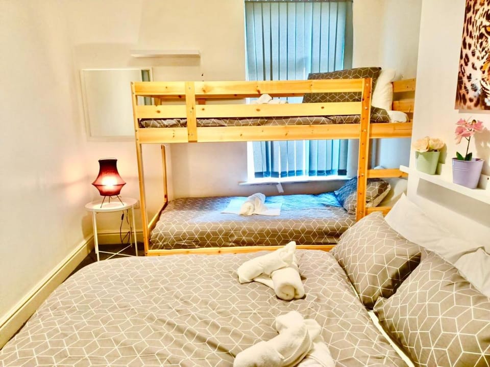 Bed, Photo of the whole room, Bedroom, bunk bed, towels