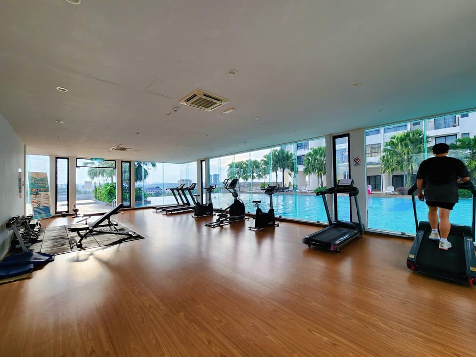 Fitness centre/facilities, Pool view, Swimming pool, sunbed