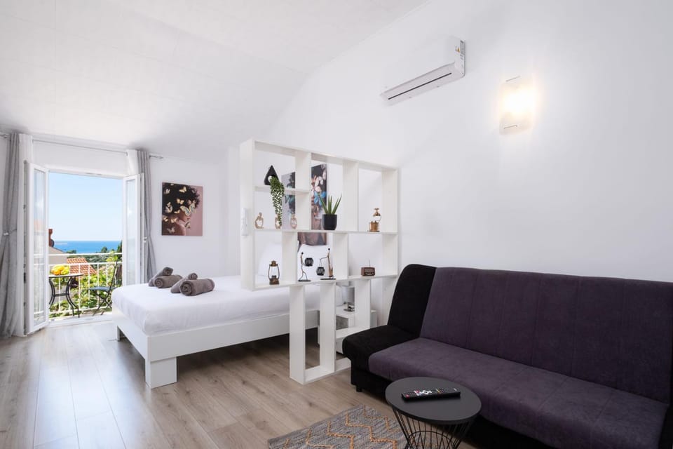 Bed, Natural landscape, Photo of the whole room, Seating area, Bedroom, Sea view, air conditioner