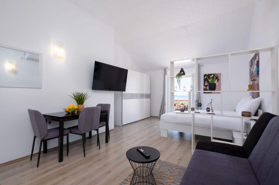 Bed, TV and multimedia, Living room, Photo of the whole room, Seating area, Dining area, Bedroom