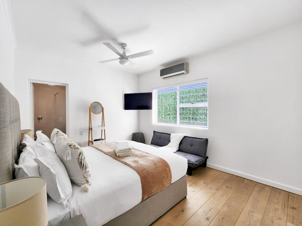 Shower, Bed, Bathroom, TV and multimedia, Photo of the whole room, Bedroom, air conditioner