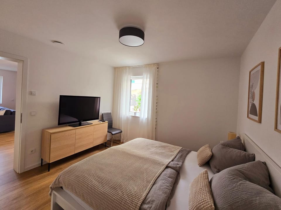 Bed, TV and multimedia, Bedroom