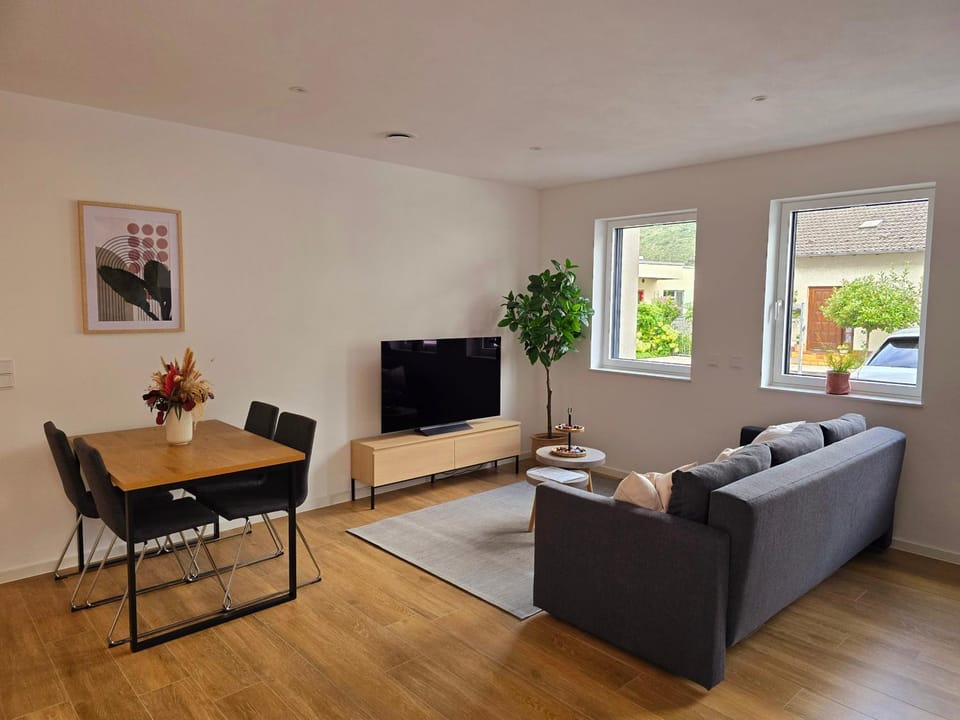TV and multimedia, Living room, Seating area, Dining area, Evening entertainment