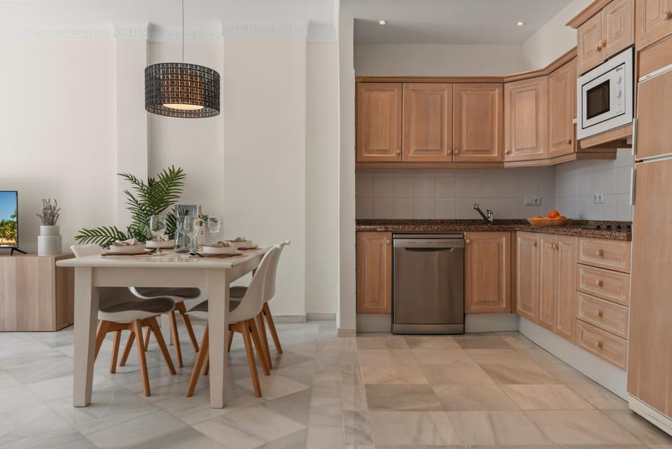 Kitchen or kitchenette, Dining area