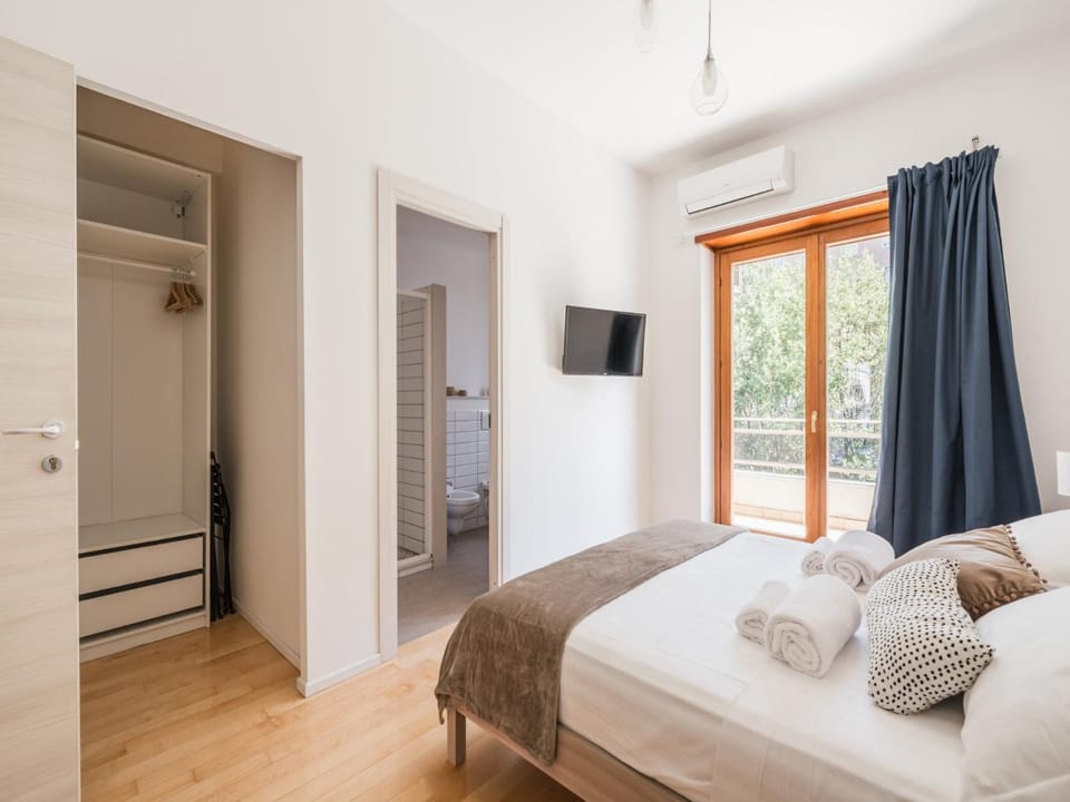 Bed, TV and multimedia, Photo of the whole room, Bedroom, wardrobe, air conditioner