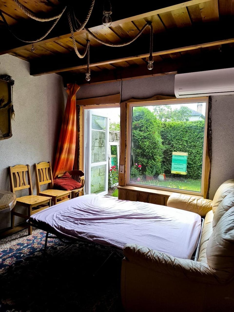 Bed, Living room