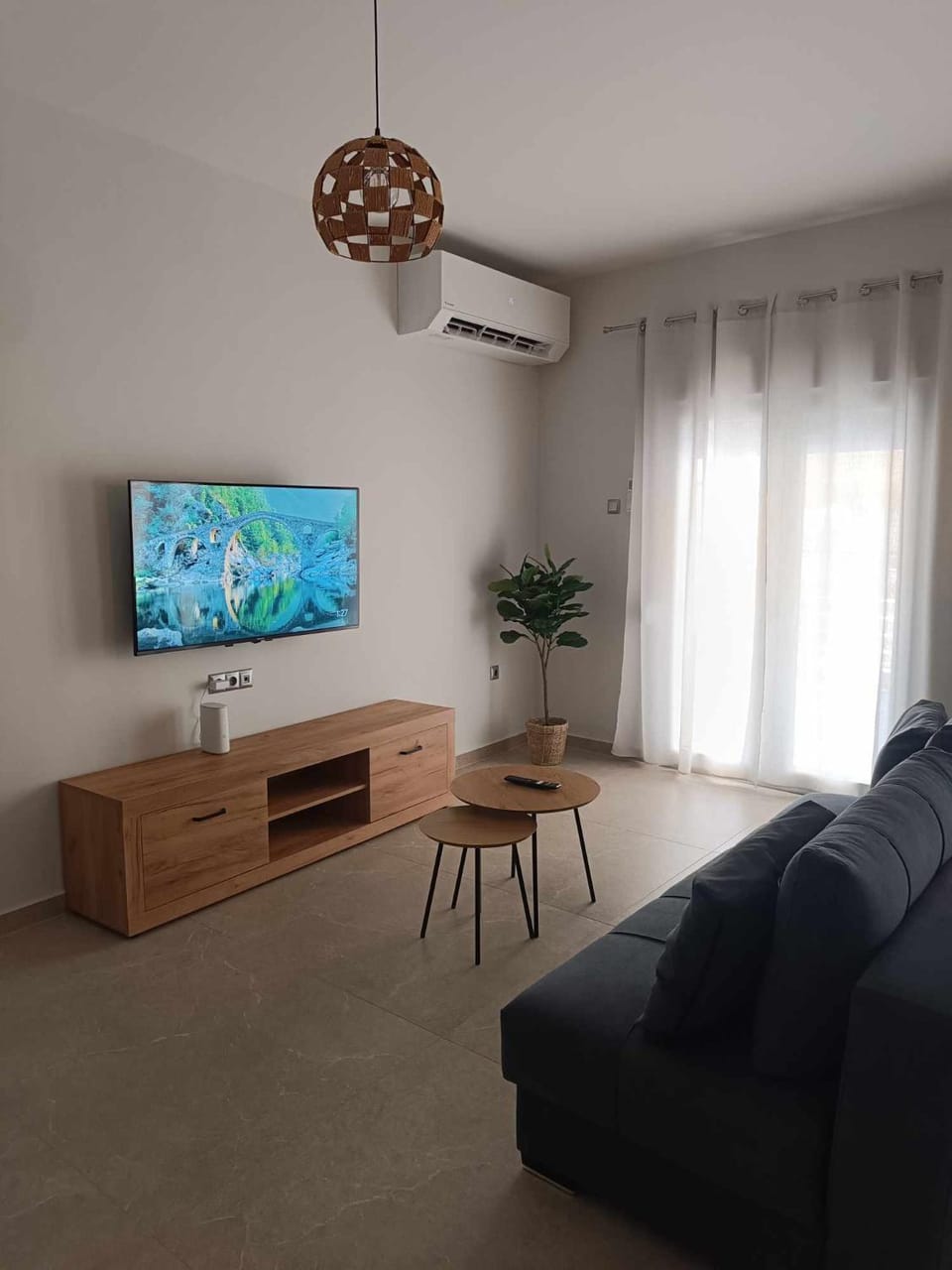 TV and multimedia, Living room, Seating area, air conditioner