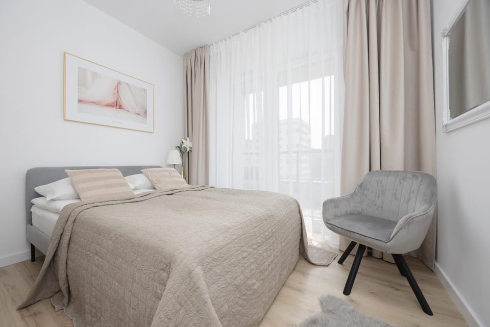 Bed, Photo of the whole room, Seating area, Bedroom